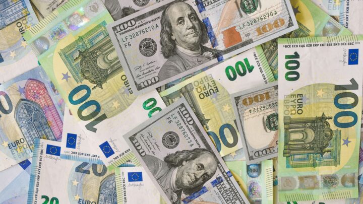 Dolaryzacja i euroizacja: korzyści i koszty przyjęcia obcej waluty