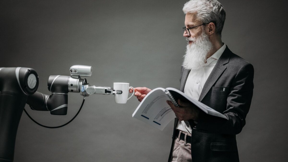 Robotyzacja i roboty humanoidalne: koszty, produktywność i organizacja pracy