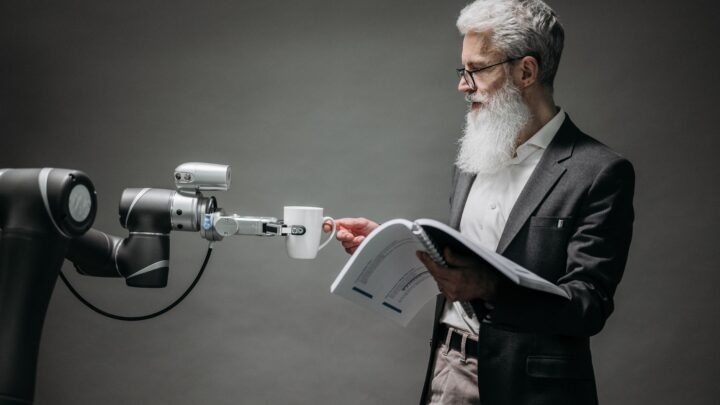 Robotyzacja i roboty humanoidalne: koszty, produktywność i organizacja pracy